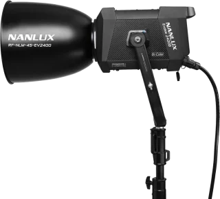nanlux-evoke-2400b-spot-light-in-flight-case-06a5f3124f03c8.webp