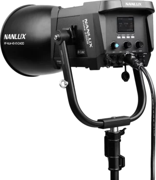 nanlux-evoke-2400b-spot-light-in-flight-case-06a5f31251f432.webp