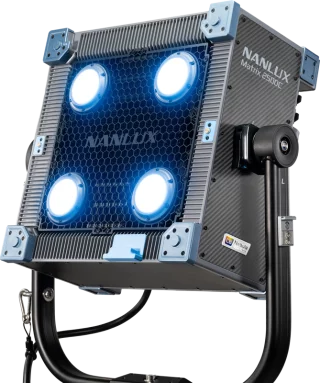 Nanlux Evoke Matrix 2500C Full-Color LED-valaisin lentokotelolla