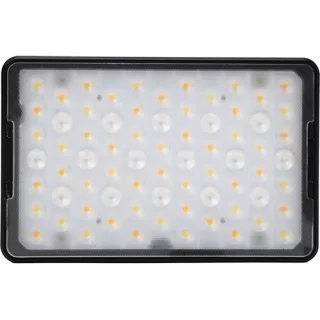 Aputure MC Pro RGBWW -LED valaisin akulla