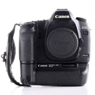 Canon EOS 5D Mark II -kamera + akkukahva (sc. 235820) (käytetty)