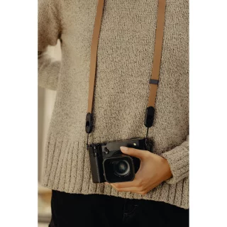 peak-design-form-leather-standard-camera-strap-tan-06a8be7d058af2.jpg