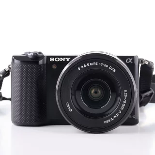 Sony A5000 + 16-50mm (sc. 25100) (käytetty)