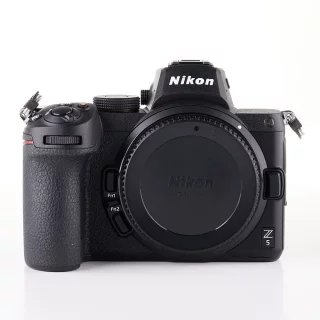 Nikon Z5 -runko (sc. 2000) (takuu) (käytetty)